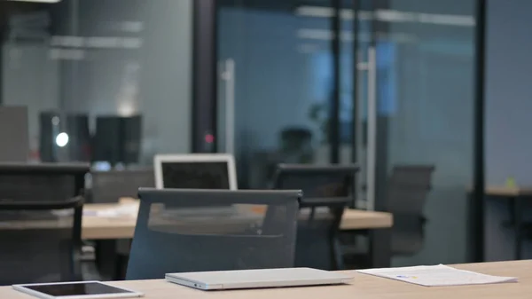 Kapalı Bilgisayarlı Boş Ofis Masası