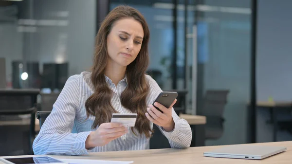 Online Shopping Payment Failure on Smartphone by Businesswoman — Stock Photo, Image