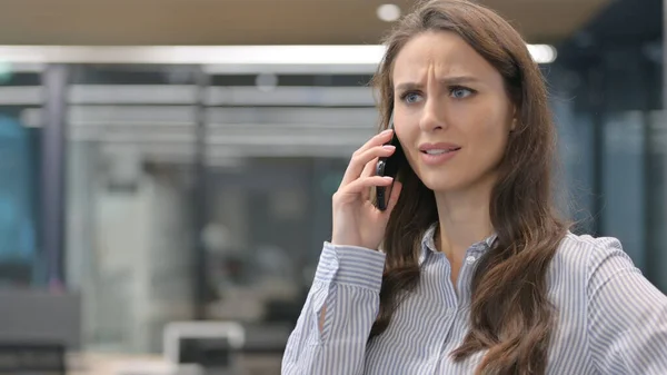 Agresif Genç İş Kadını 'nın Portresi Akıllı Telefona Kızmış