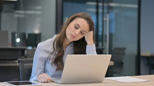 Dizüstü bilgisayarlı genç iş kadını ofiste kestiriyor — Stok fotoğraf