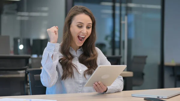 Başarılı Genç İş Kadını Tablette Kutlama Yapıyor — Stok fotoğraf