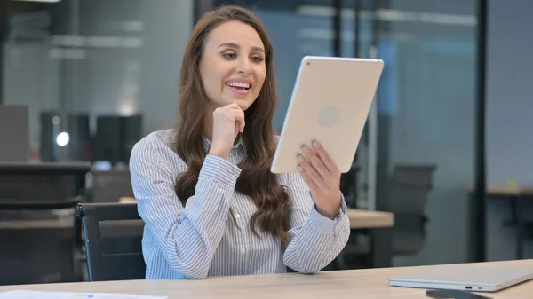 Відео дзвінок на планшет красива молода бізнес-леді на роботі — стокове фото