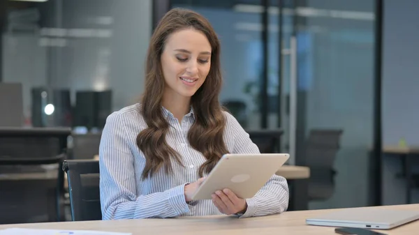 有吸引力的年轻女商人在工作时使用平板电脑 — 图库照片
