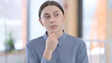 Düşünen Latin Kadın Portresi