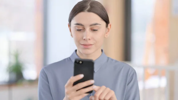 Retrato de mujer latina usando Smartphone —  Fotos de Stock