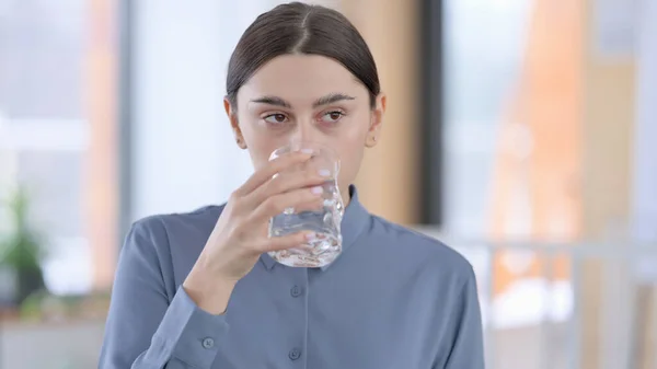 Ritratto di donna latina che beve acqua — Foto Stock