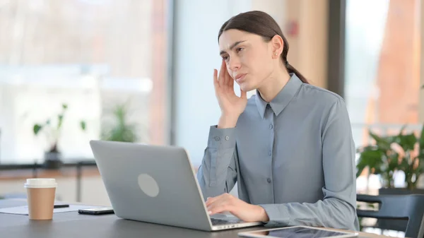 Mujer latina con dolor de cabeza Trabajando en el ordenador portátil —  Fotos de Stock