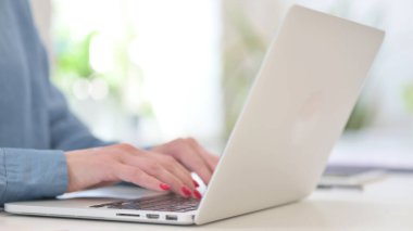 Laptop 'ta Çalışan Kadının Fotoğrafı 