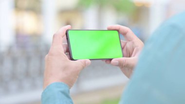 Açık Hava Adamı Krom Ekran ile Akıllı Telefon İzliyor 