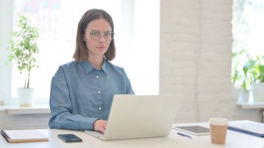 Çalışan Kadın 'dan Kafa Sallama Hareketi Yok 