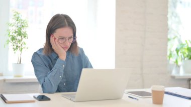 Dizüstü bilgisayarı olan kadın kayıp ve başarısızlığa uğradı. 