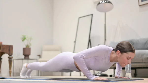 Latin Woman gör Pushups hemma — Stockfoto