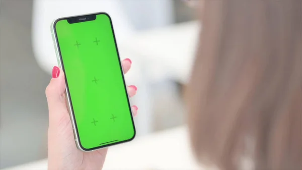 Žena dívá na Smartphone s Chroma Screen — Stock fotografie