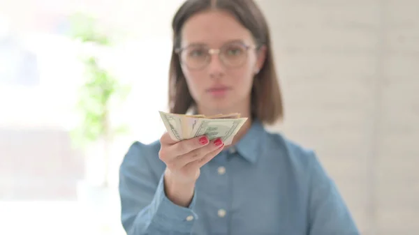 Retrato de mulher dando dólares, oferecendo dinheiro — Fotografia de Stock