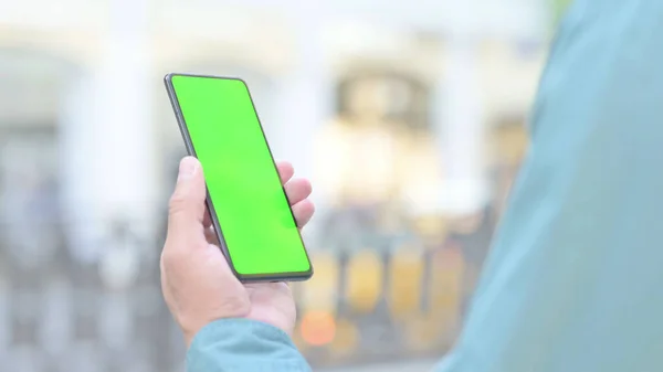 Outdoor Man držení Smartphone s Green Chroma Key Screen — Stock fotografie