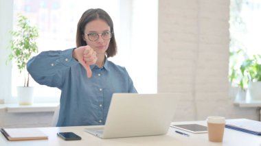 Ofiste Dizüstü bilgisayarı olan Kadın Başparmağını indirdi 