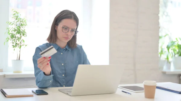 Online Payment Failure on Laptop by Woman — Stock Photo, Image