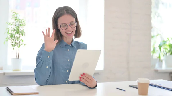 Mujer haciendo videollamada en la tableta en la oficina —  Fotos de Stock