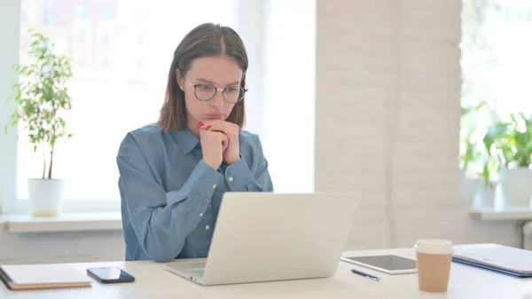 Жінка з ноутбуком Мислення на роботі — стокове фото