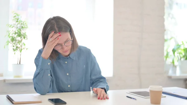 Frau denkt und fühlt sich besorgt, Probleme — Stockfoto