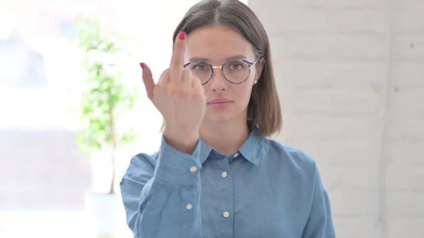 Retrato de mulher mostrando sinal de dedo médio — Fotografia de Stock