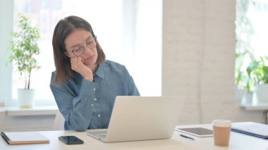 Bilgisayarlı Kadın Ofiste Kestiriyor 