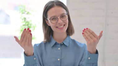 Kamerayı Gösteren Kadın Portresi, Davet 