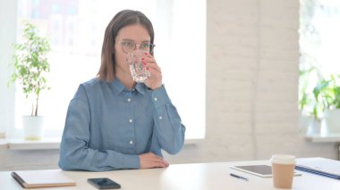 Modern Ofiste Su İçen Kadın 