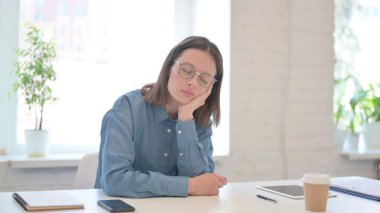 Modern Ofiste Kestiren Kadın 