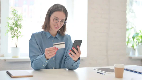 Woman Shopping Online with Bank Card, Online Banking — Stock Photo, Image