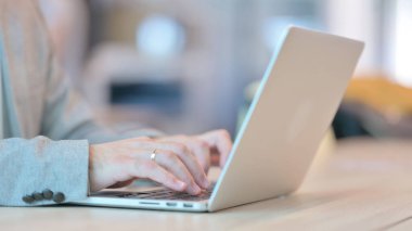 Dizüstü bilgisayarda Yazan Adam 'ın Görüntüsünü Kapat, Yan Görünüm 