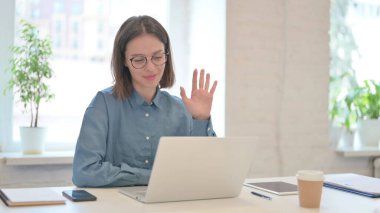 Bilgisayarda Konuşan Kadın Bilgisayarda Aradı 