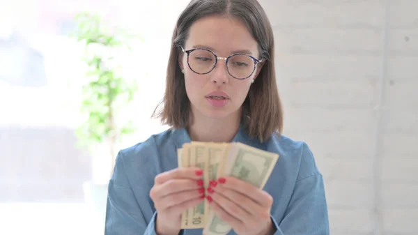 Πορτρέτο της γυναίκας που μετρά τα δολάρια στην εργασία — Φωτογραφία Αρχείου