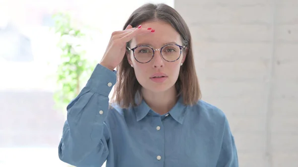 Portret van een vrouw die rondkijkt, zoekt — Stockfoto