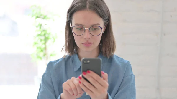 Retrato de mujer Navegando por Internet en Smartphone —  Fotos de Stock