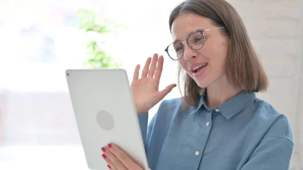 妇女在平板电脑上的视频呼叫的肖像 — 图库照片