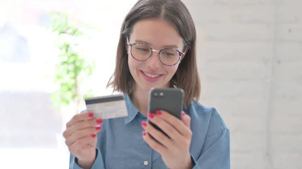 Portrait of Woman Making Online Payment on Smartphone — Stock Photo, Image