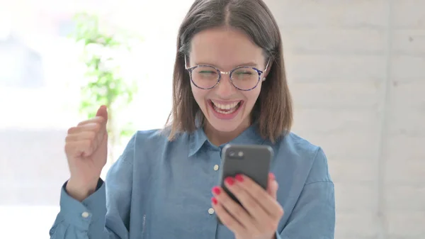 Portrait de femme célébrant le succès sur Smartphone au bureau — Photo