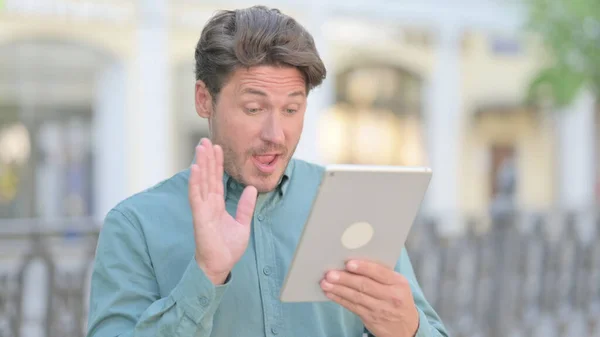 Portrait extérieur de l'appel vidéo sur tablette par l'homme extérieur — Photo