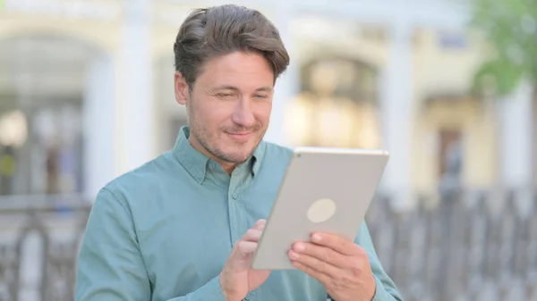 Εξωτερική Πορτρέτο του ανθρώπου χρησιμοποιώντας Tablet Εξωτερική — Φωτογραφία Αρχείου