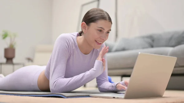 Ung latinsk kvinna talar på videosamtal på laptop — Stockfoto