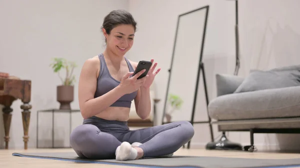 Giovane donna indiana utilizzando Smartphone a casa — Foto Stock