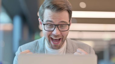 Laptop 'ta Kutlayan Başarılı Genç Adam' ın Kapanışı