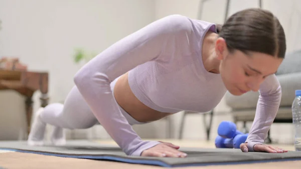 Close up da mulher latina fazendo Pushups em casa — Fotografia de Stock