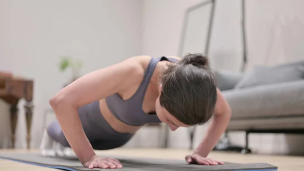 Trött indisk kvinna gör Pushups hemma — Stockfoto