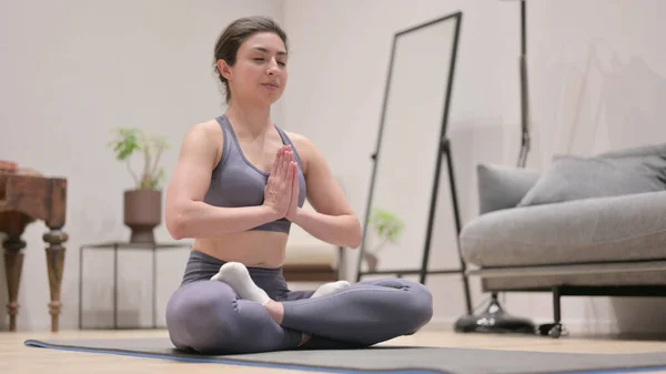 Mulher indiana jovem meditando em casa — Fotografia de Stock