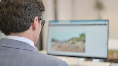 İşadamı Masaüstünde Grafikler Okurken Kayıp Ediyor 