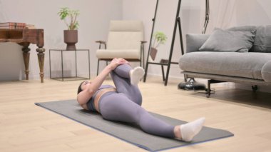 Genç Hintli kadın evde egzersiz yapıyor.