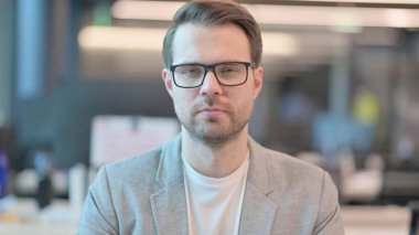 Kameraya Bakan Genç Adamın Portresi 