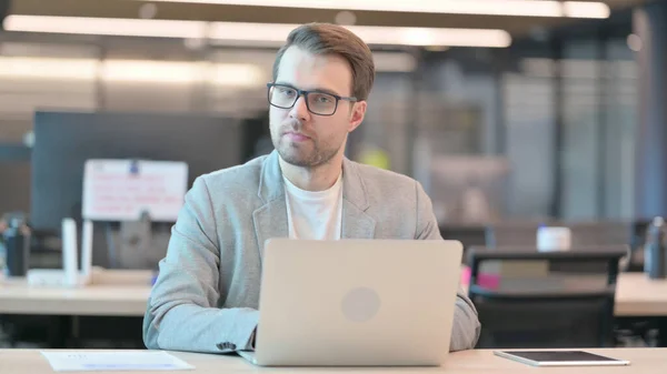 Junger Mann mit Laptop fühlt sich traurig, enttäuscht — Stockfoto